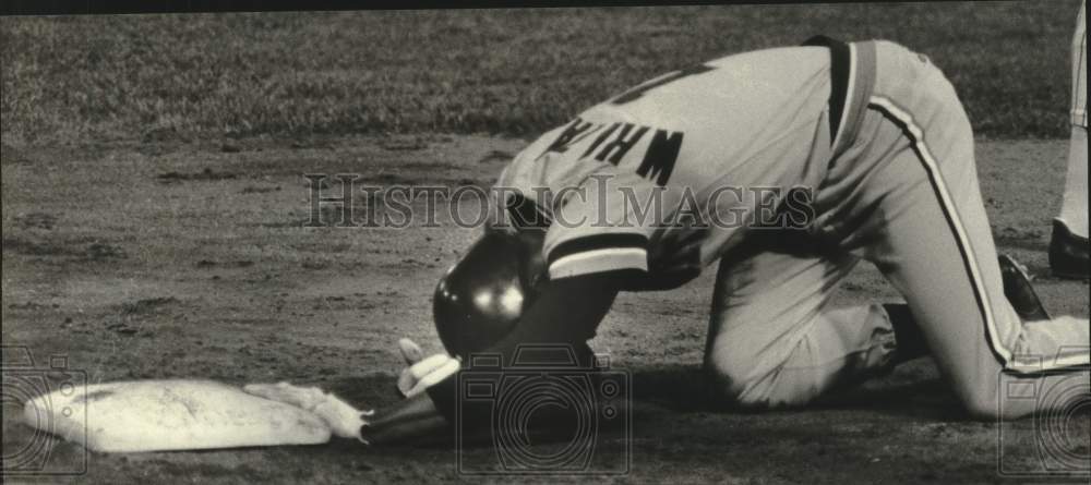 1981 Press Photo Baseball player Lou Whitaker of Detroit rests at third base- Historic Images