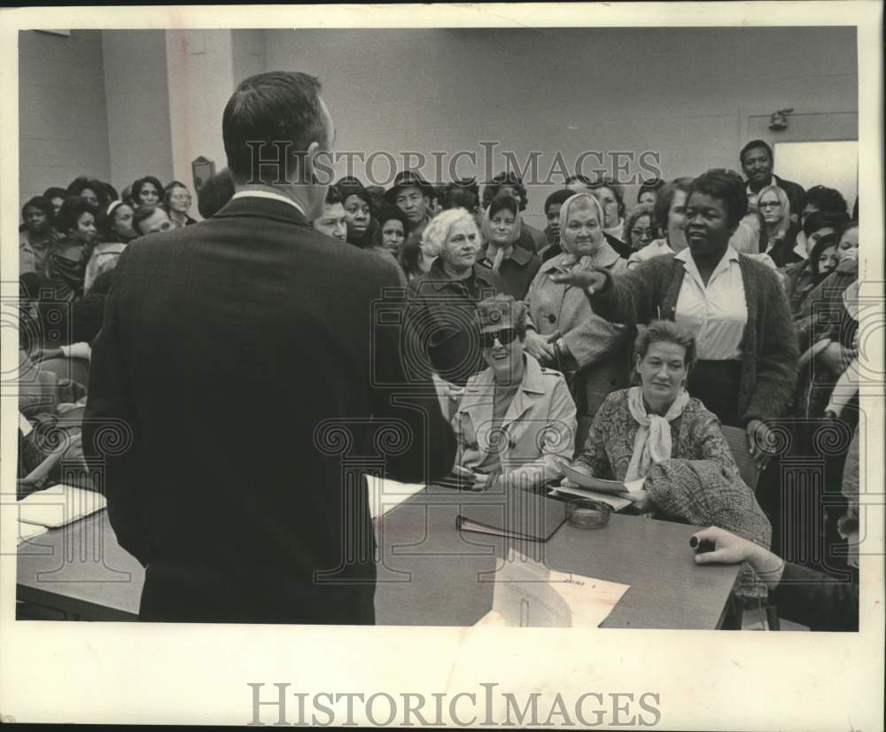 1968 Press Photo Low income families meet with Milwaukee County Social Services.- Historic Images