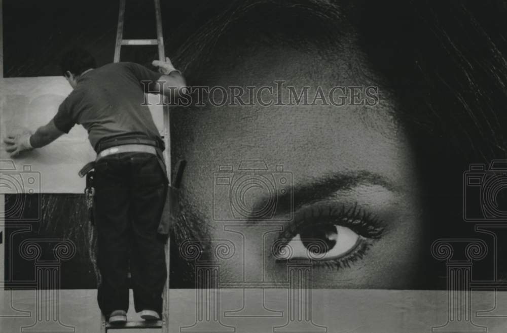 1993 Press Photo Dave Newman covers up an old billboard advertisement, Milwaukee- Historic Images