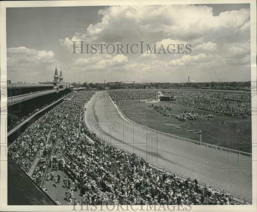 1953 Press Photo Crowds gather at Kentucky Derby horse race Louisville, Kentucky- Historic Images