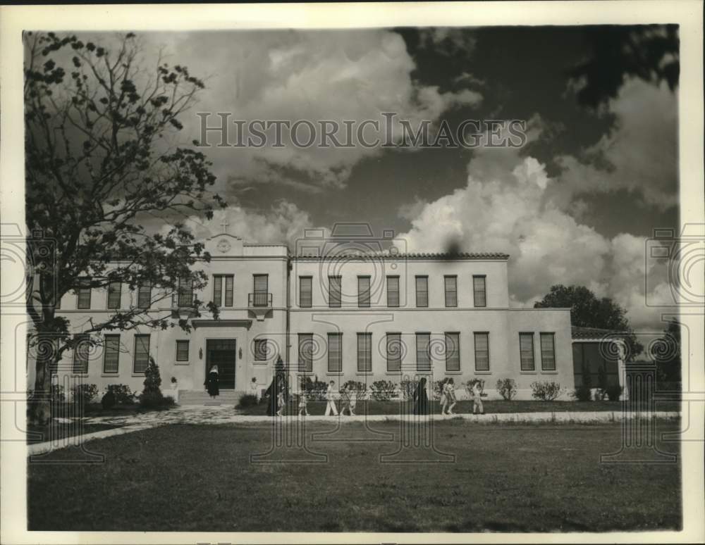 1941 Press Photo Deaf children head to chapel, Chinchuba Institute, Louisiana- Historic Images