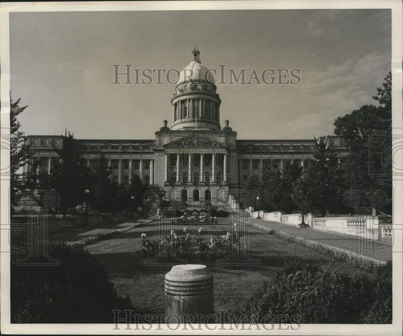 Load image into Gallery viewer, 1953 Press Photo Exterior of Capitol, main state building, Frankfort, Kentucky
