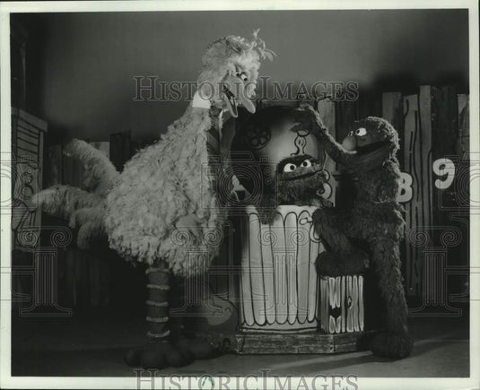 1982 Press Photo Big Bird, Oscar the Grouch and Grover on "Sesame Street."- Historic Images