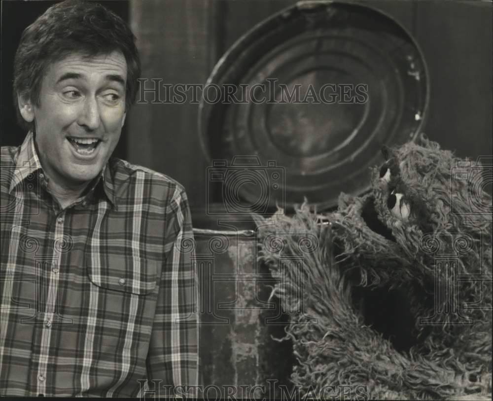 1988 Press Photo Bob McGrath and Oscar the Grouch on &quot;Sesame Street,&quot; on PBS.- Historic Images