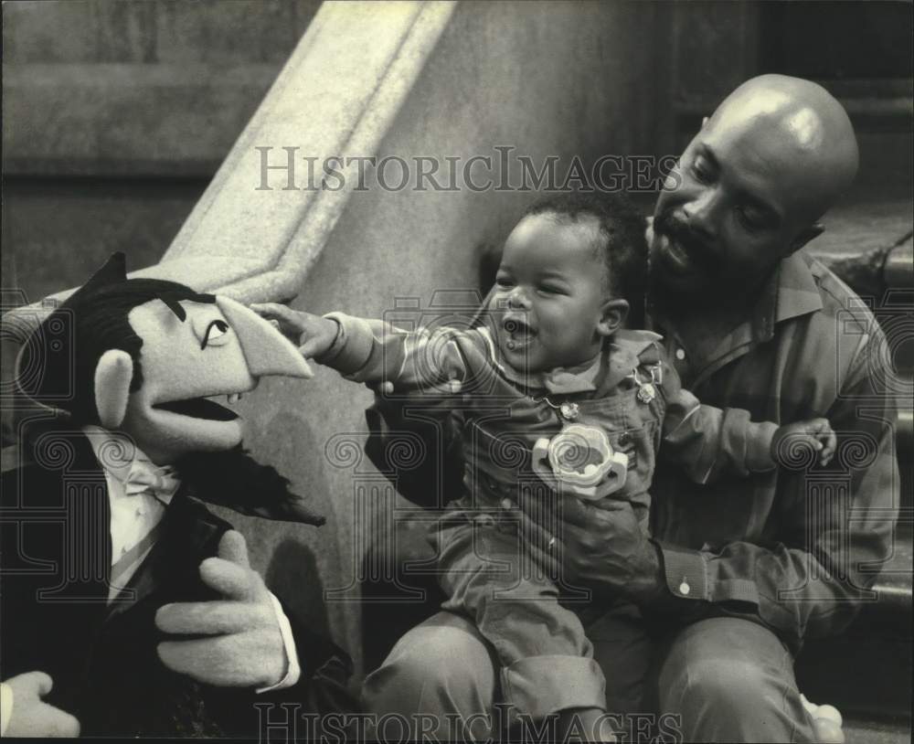 1985 Press Photo Miles, Roscoe Orman meet The Count muppet on Sesame Street- Historic Images