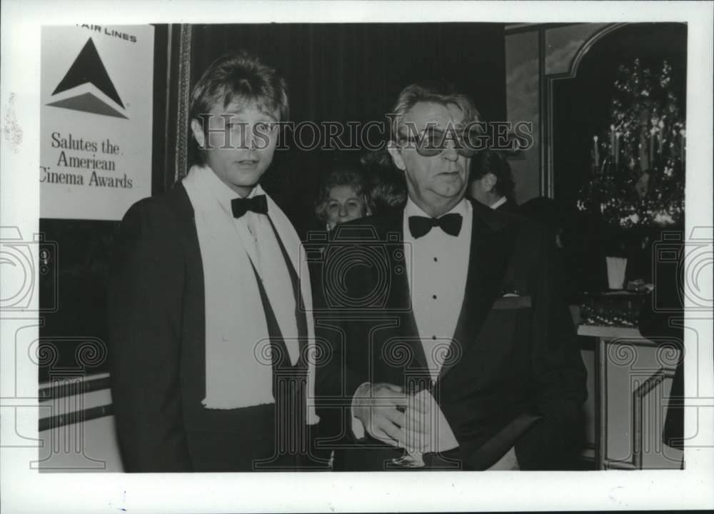 1986 Press Photo Robert Mitchum and son Chris at Academy Awards - mjc41652- Historic Images