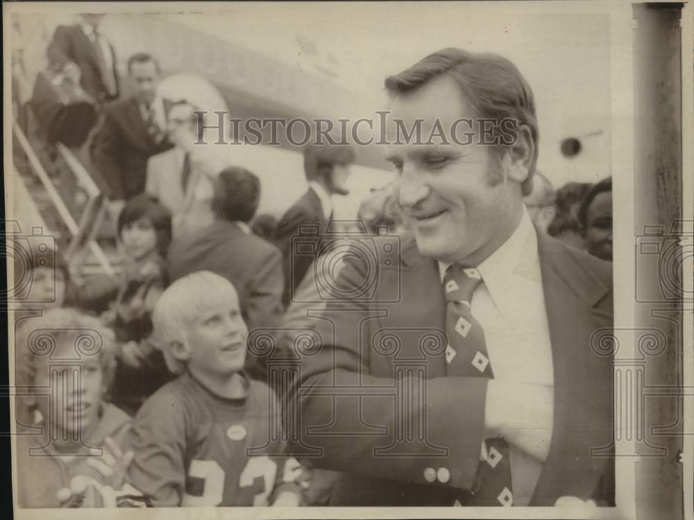 1974 Press Photo Miami Dolphins Head Coach Don Shula About to Sign Autographs- Historic Images