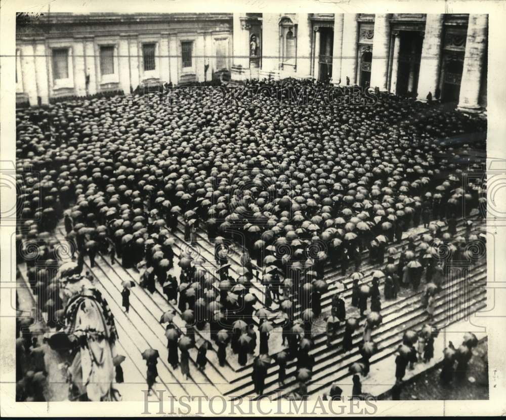 1937 Press Photo Gathering of Faithful Outside St. Peters in Vatican City- Historic Images