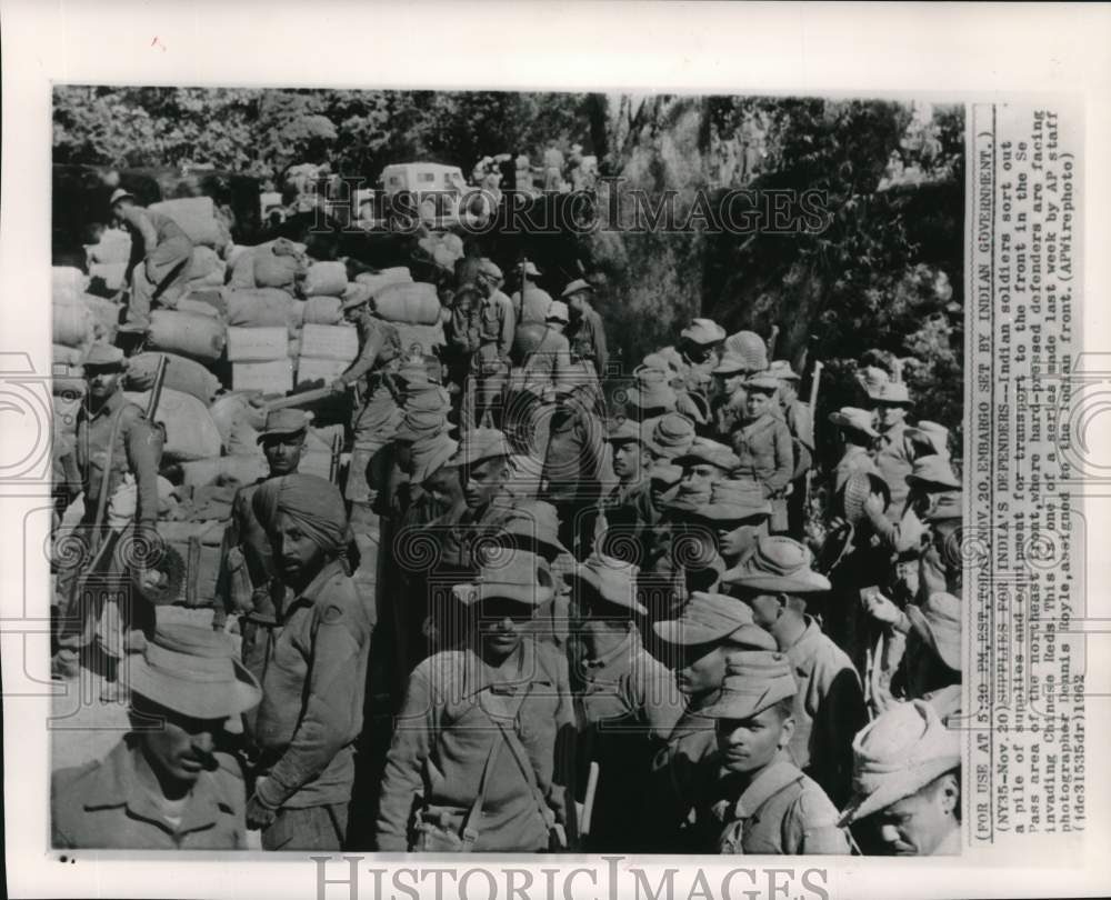 1962 Press Photo Indian Soldiers With Supplies & Equipment For Se Pass Front