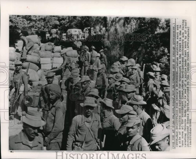 Load image into Gallery viewer, 1962 Press Photo Indian Soldiers With Supplies &amp; Equipment For Se Pass Front
