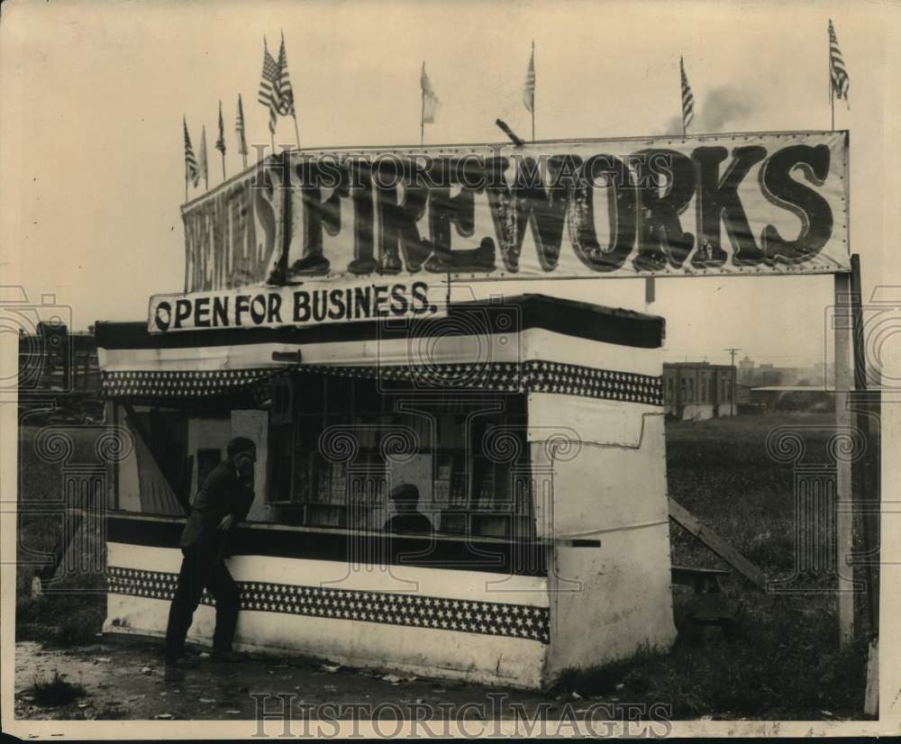 1928 Press Photo Fireworks Booth &quot;Open For Business&quot; in Town of Milwaukee- Historic Images