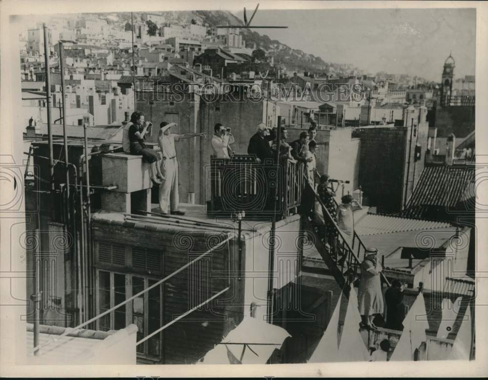 1936 Press Photo People on Gibraltar Watch Shelling of Algeciras From Roof Tops