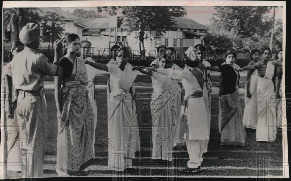 1962 Press Photo Women at Darrang College, Tezpur, India, Trained by Soldier