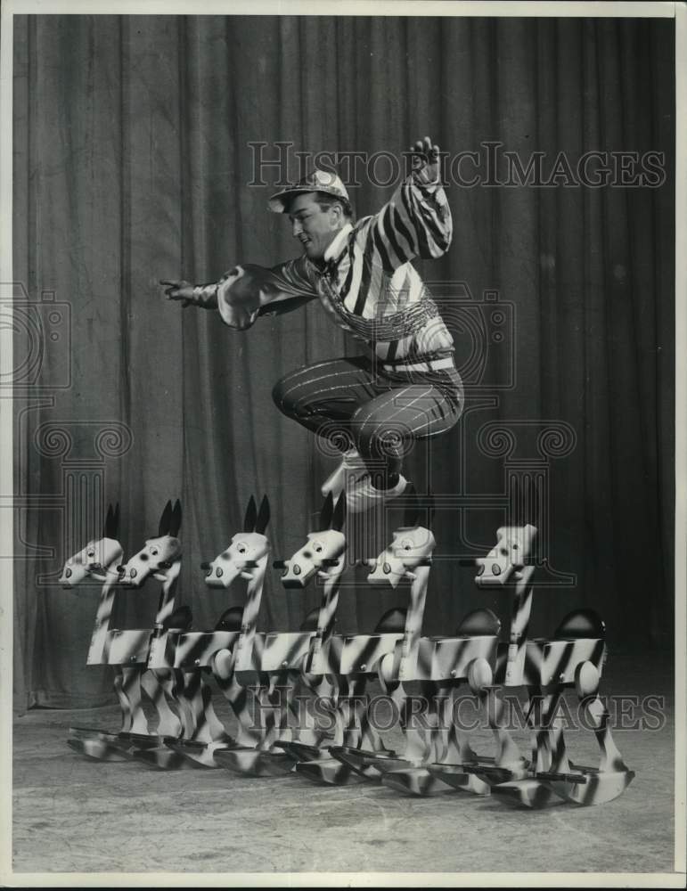 1952 Press Photo Leo Freisinger, Olympic Speed Skater, in Holiday On Ice of 1952- Historic Images