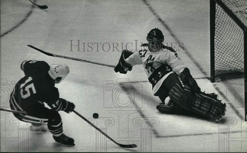 1982 Press Photo Milwaukee Hockey Goalie Rich Sirois Stops Muskegon Shot- Historic Images