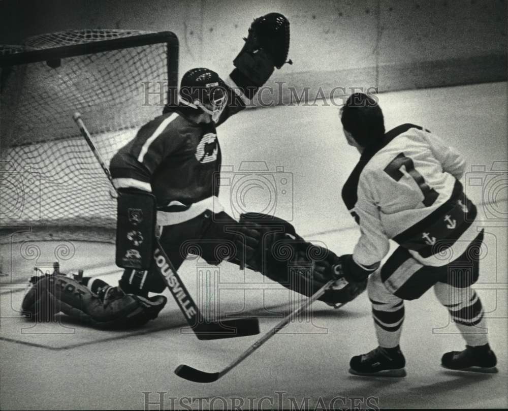 1982 Press Photo Milwaukee Admirals Hockey Players Scores Against Peoria Goalie- Historic Images