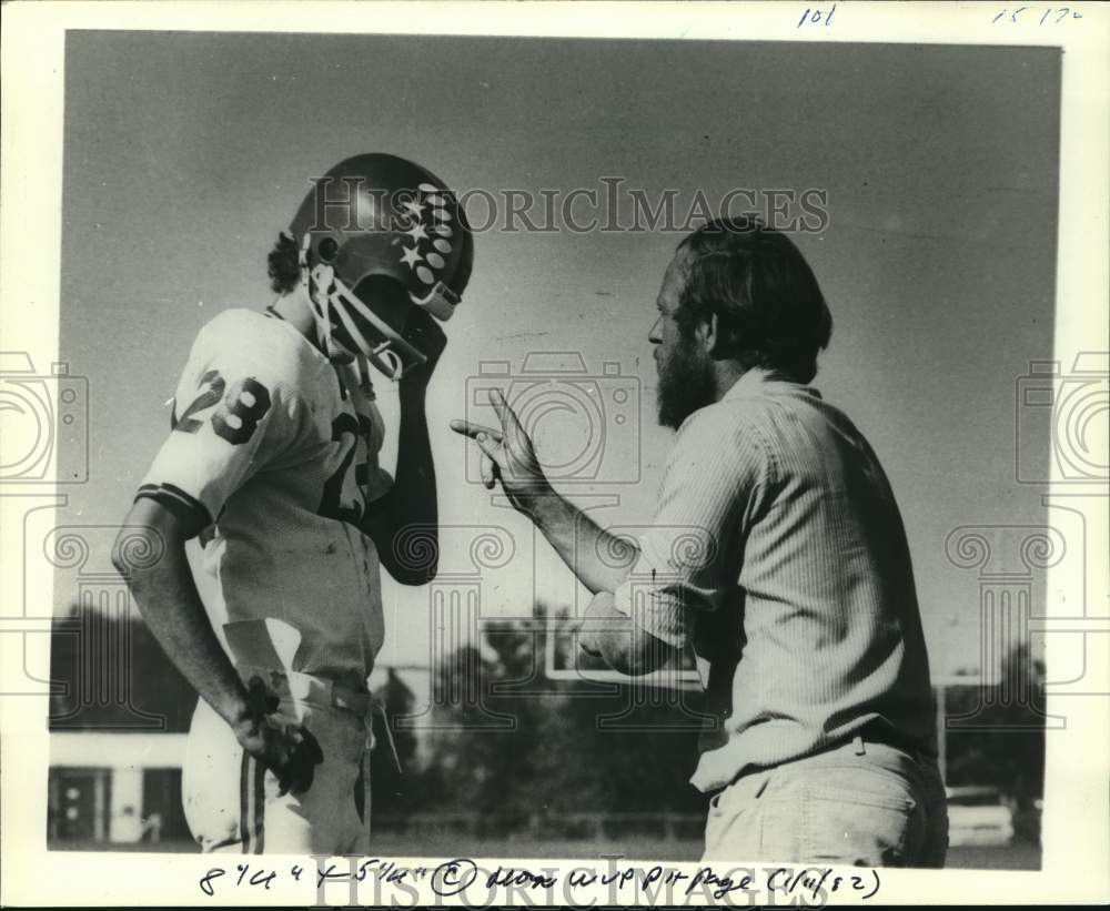 1982 Press Photo Football Coach Dave Brooks Signs to His Deaf High School Player- Historic Images