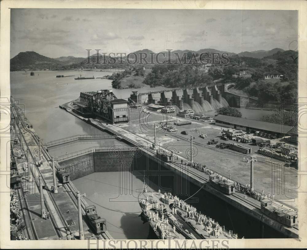 1945 Press Photo Ships Wait to Go Through Miraflores Lock at Panama Canal