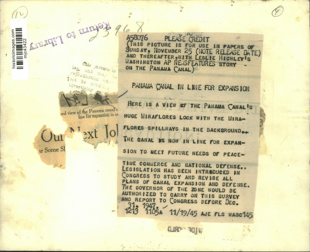 1945 Press Photo Ships Wait to Go Through Miraflores Lock at Panama Canal