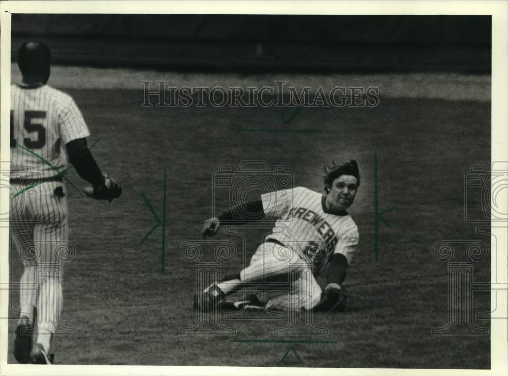 1982 Press Photo Baseball&#39;s Milwaukee Brewers Mark Brouhard Catches Foul Pop Up- Historic Images