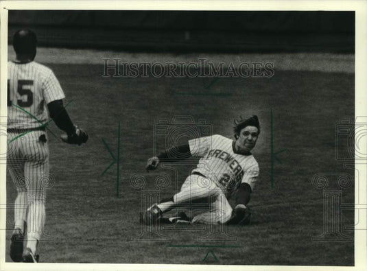 1982 Press Photo Baseball's Milwaukee Brewers Mark Brouhard Catches Foul Pop Up- Historic Images