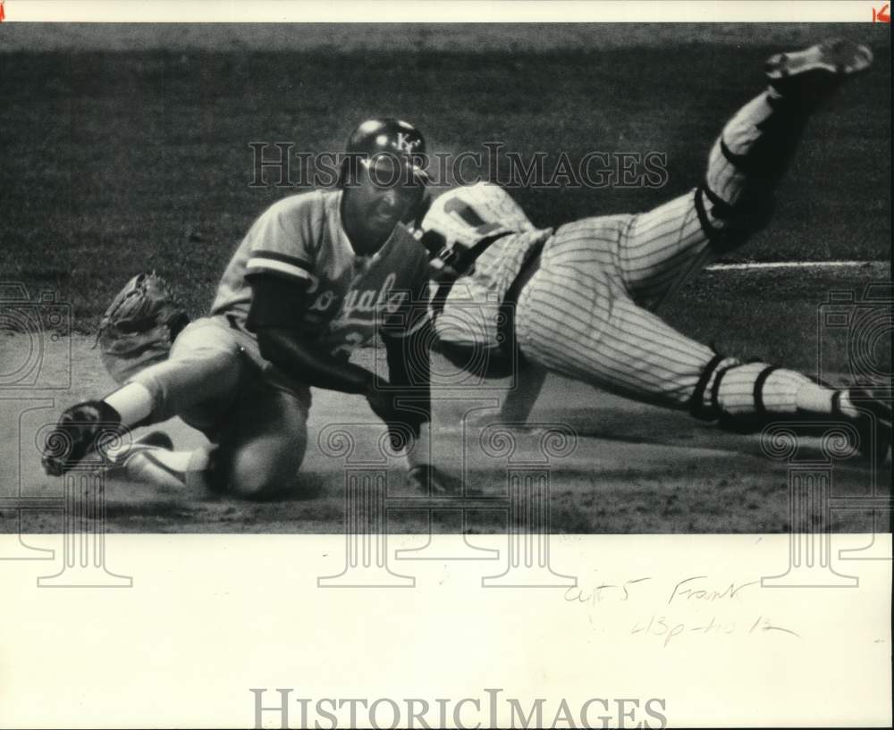 1983 Press Photo Kansas City Royals&#39; Frank White Scores Against Milwaukee- Historic Images
