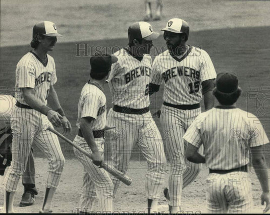 1983 Press Photo Milwaukee Brewers Mark Brouhard Congratulated On 3-Run Homer- Historic Images