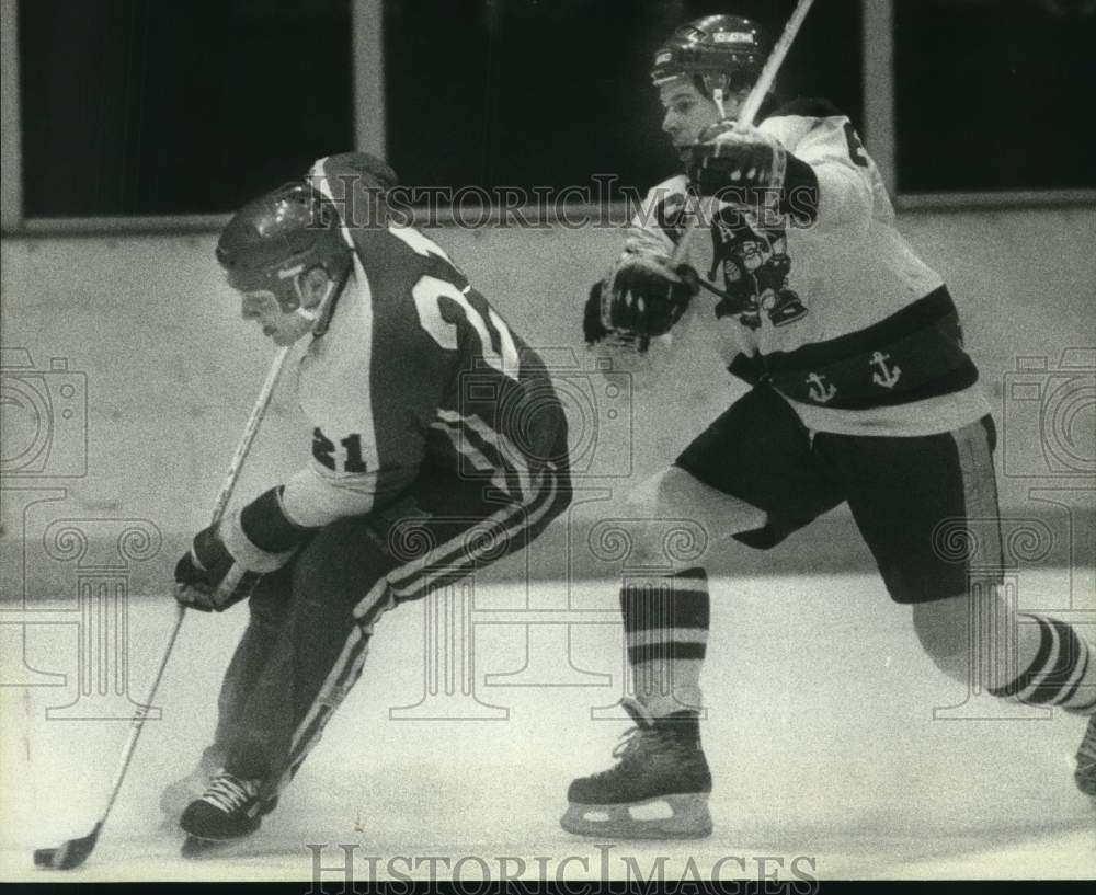 1983 Press Photo Kalamazoo Wings&#39; Steve Banonis Skates by Admiral Jay McFarlane- Historic Images