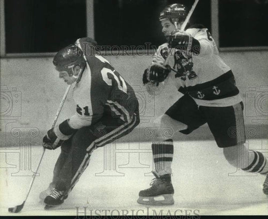 1983 Press Photo Kalamazoo Wings' Steve Banonis Skates by Admiral Jay McFarlane- Historic Images