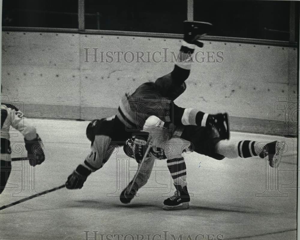 1983 Press Photo Hockey&#39;s Milwaukee Admiral Jay McFarlane Upends Flint Player- Historic Images