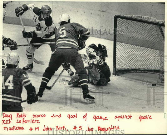 1983 Press Photo Hockey's Milwaukee Admiral Doug Robb Scores Against Muskegon- Historic Images