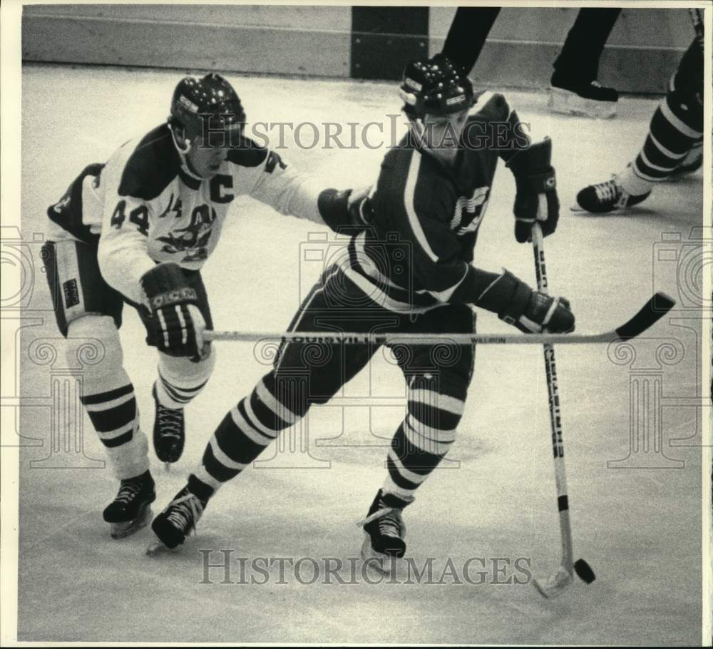 1983 Press Photo Milwaukee Admirals Kevin Willison Skates After Peoria Prancer- Historic Images