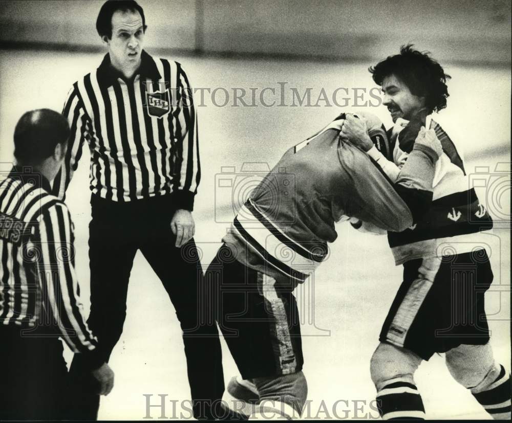 1982 Press Photo Milwaukee Admiral Doug Robb Fights Fort Wayne Komet on Ice- Historic Images