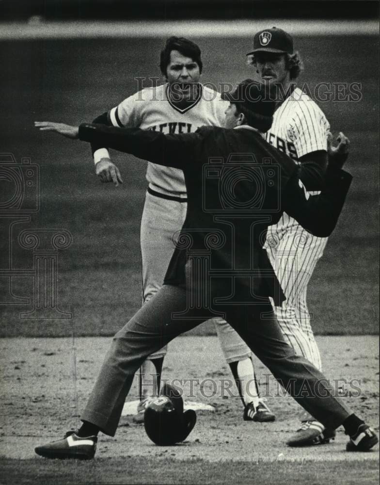 1981 Press Photo Umpire Calls Cleveland Indian Out Against Milwaukee Brewers- Historic Images