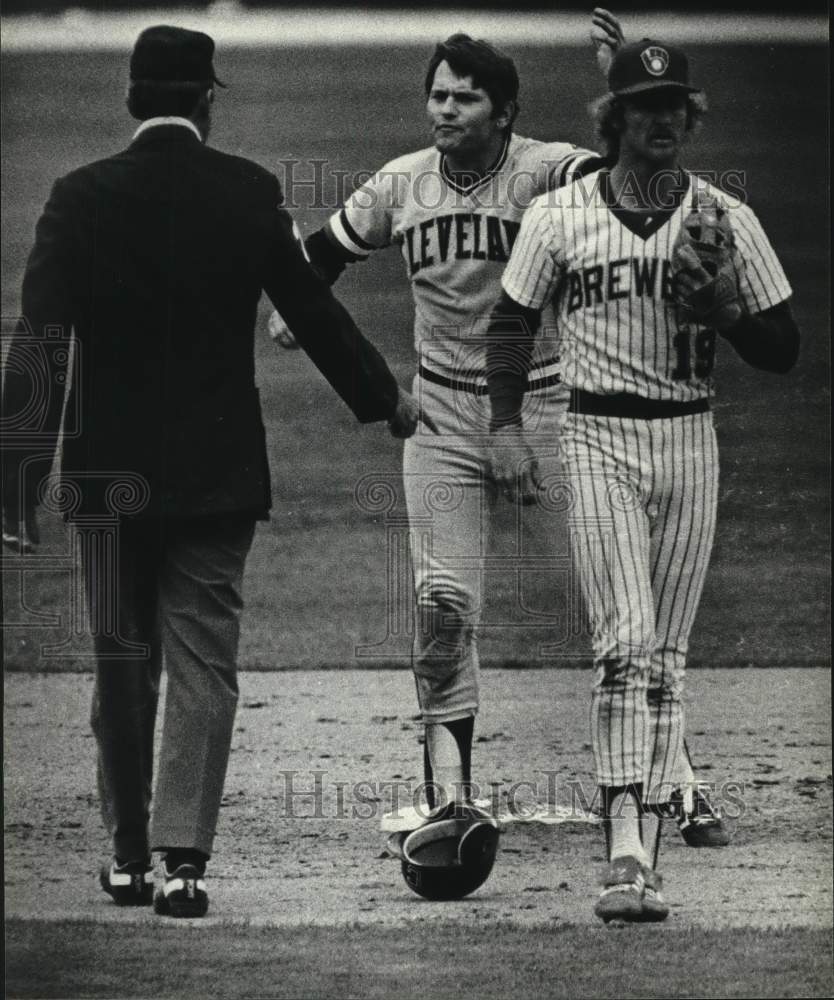 1981 Press Photo Cleveland Indian Player Disputes Umpire&#39;s Call Against Brewers- Historic Images