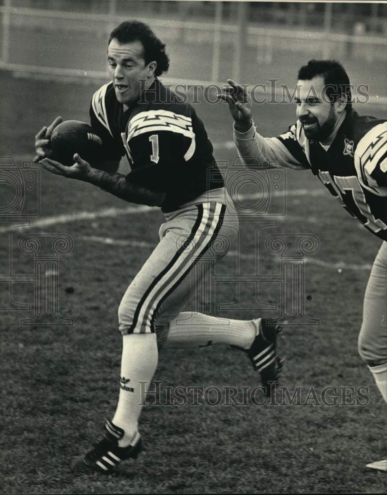 1986 Press Photo Dave Hodgson and Pete Bonert at Football Practice - mjc43674- Historic Images