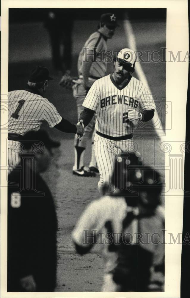 1983 Press Photo Milwaukee Brewer Gorman Thomas Congratulated On Three-Run Homer- Historic Images