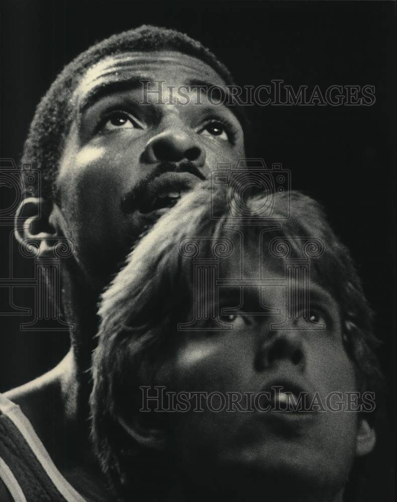 1983 Press Photo Ralph Sampson &amp; Bruce Flowers Watch Basket at Free Throw Line- Historic Images