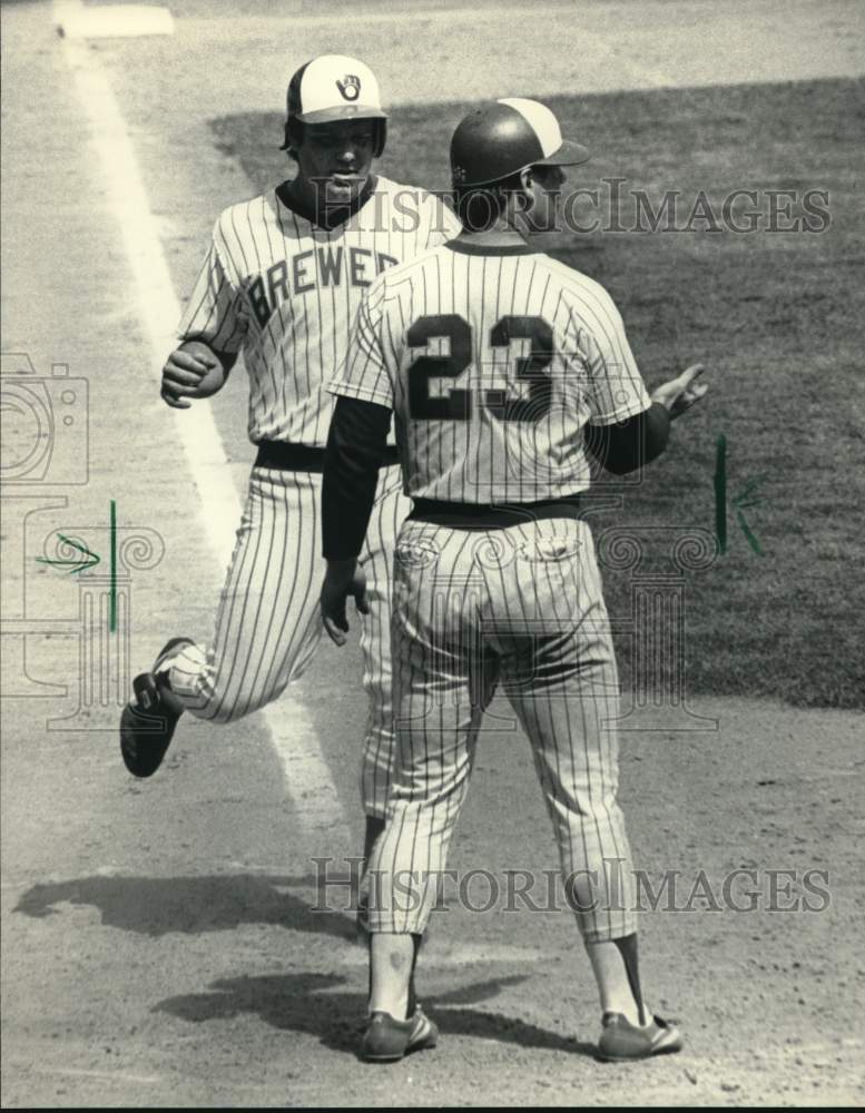 1983 Press Photo Milwaukee Brewers Ted Simmons &amp; Mark Brouhard At Home Plate- Historic Images