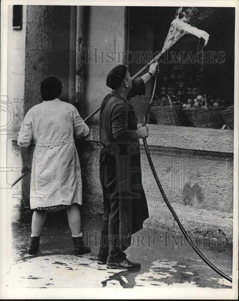1973 Press Photo People Washing Store Front in Russian City - mjc44417
