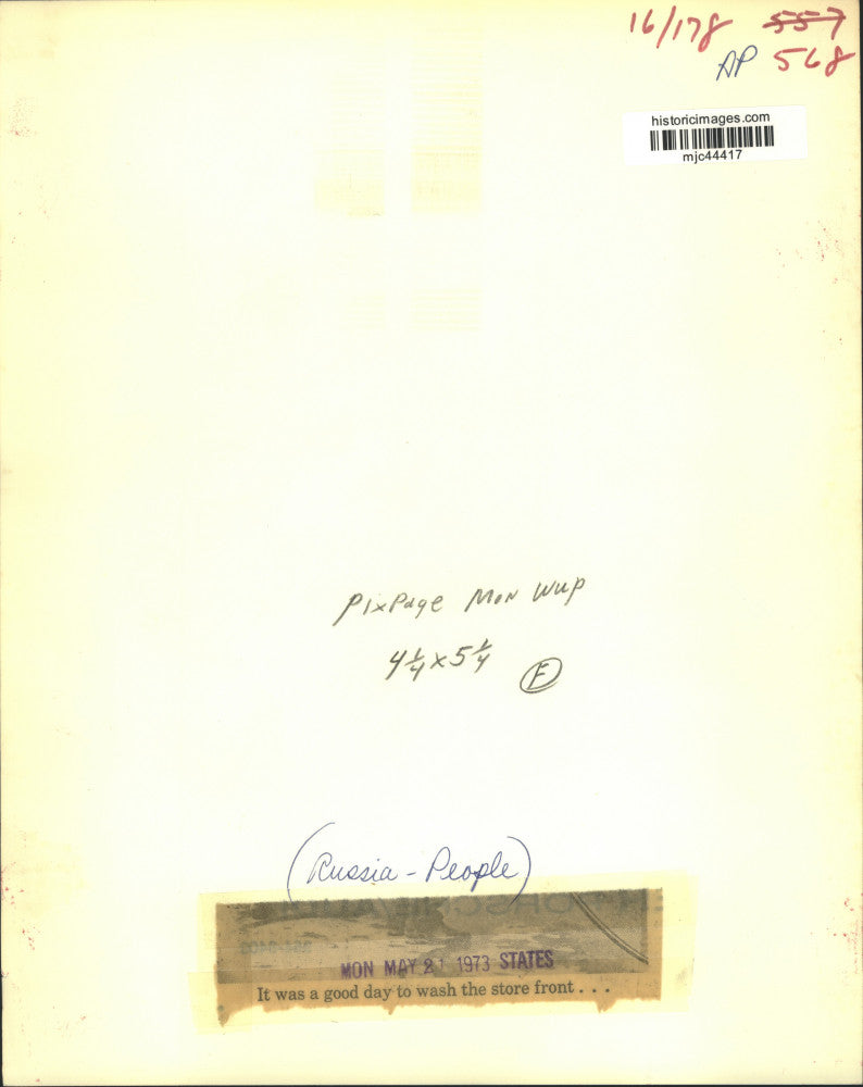 1973 Press Photo People Washing Store Front in Russian City - mjc44417