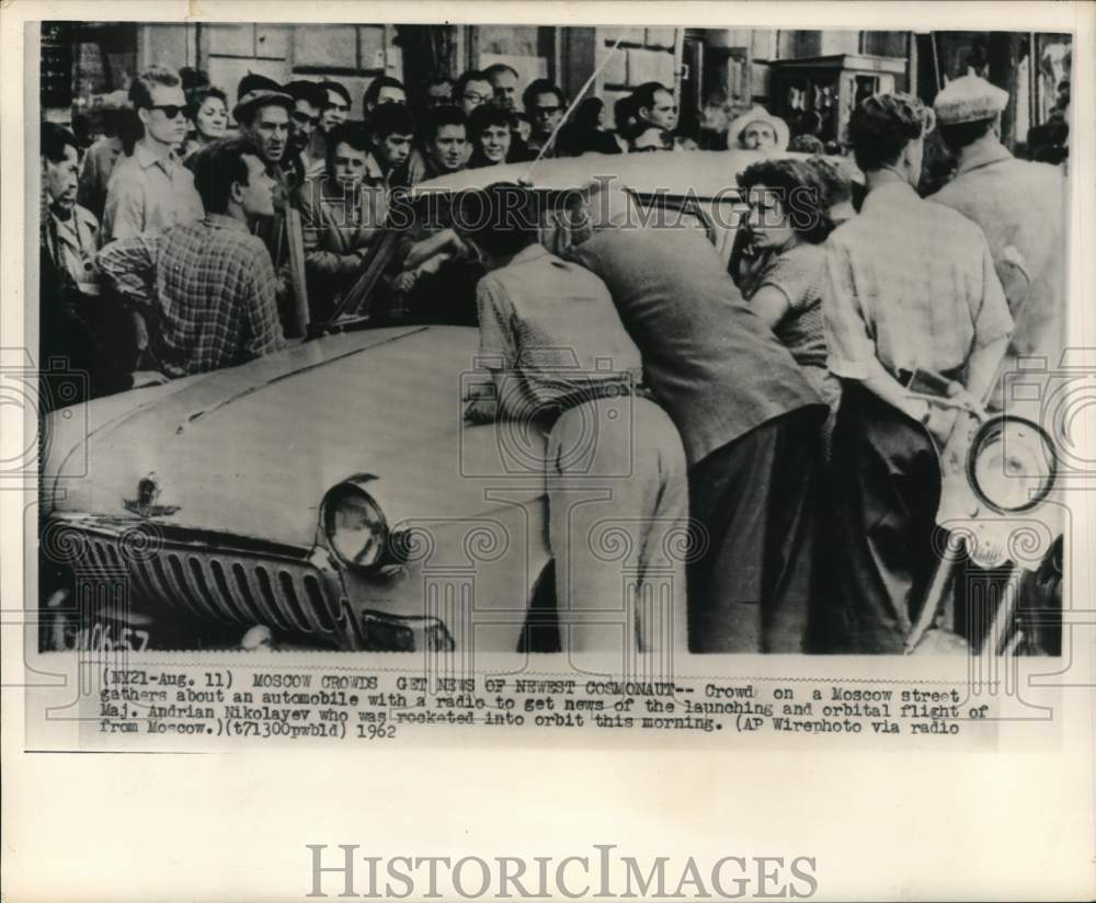 1962 Press Photo Crowd in Moscow Gather Around to Listen to News on Car's Radio