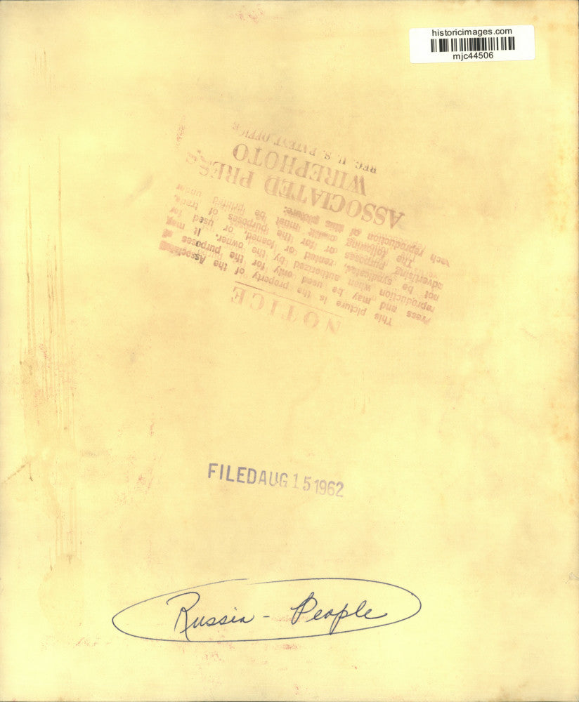 1962 Press Photo Crowd in Moscow Gather Around to Listen to News on Car's Radio