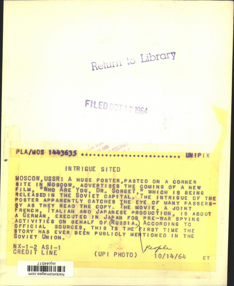 1964 Press Photo Movie Poster on Wall in Moscow Catches Eye of Passers-By