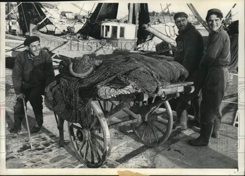 1957 Press Photo Fishermen With Cart Take Net Home to Dry in Palamos, Spain- Historic Images