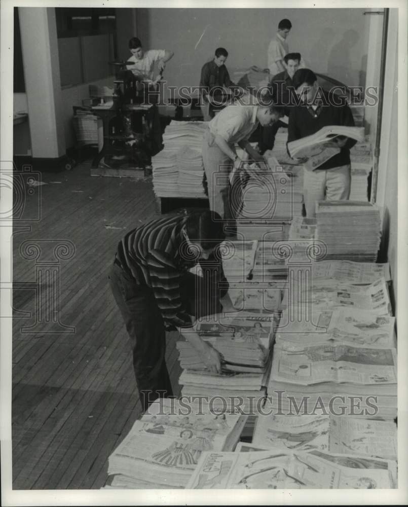 1957 Press Photo Milwaukee Journal Advertising Services- Historic Images