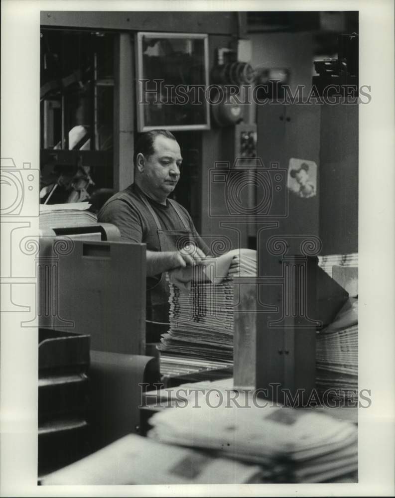 1960 Press Photo The Milwaukee Journal Mailroom Employee - mje00146- Historic Images