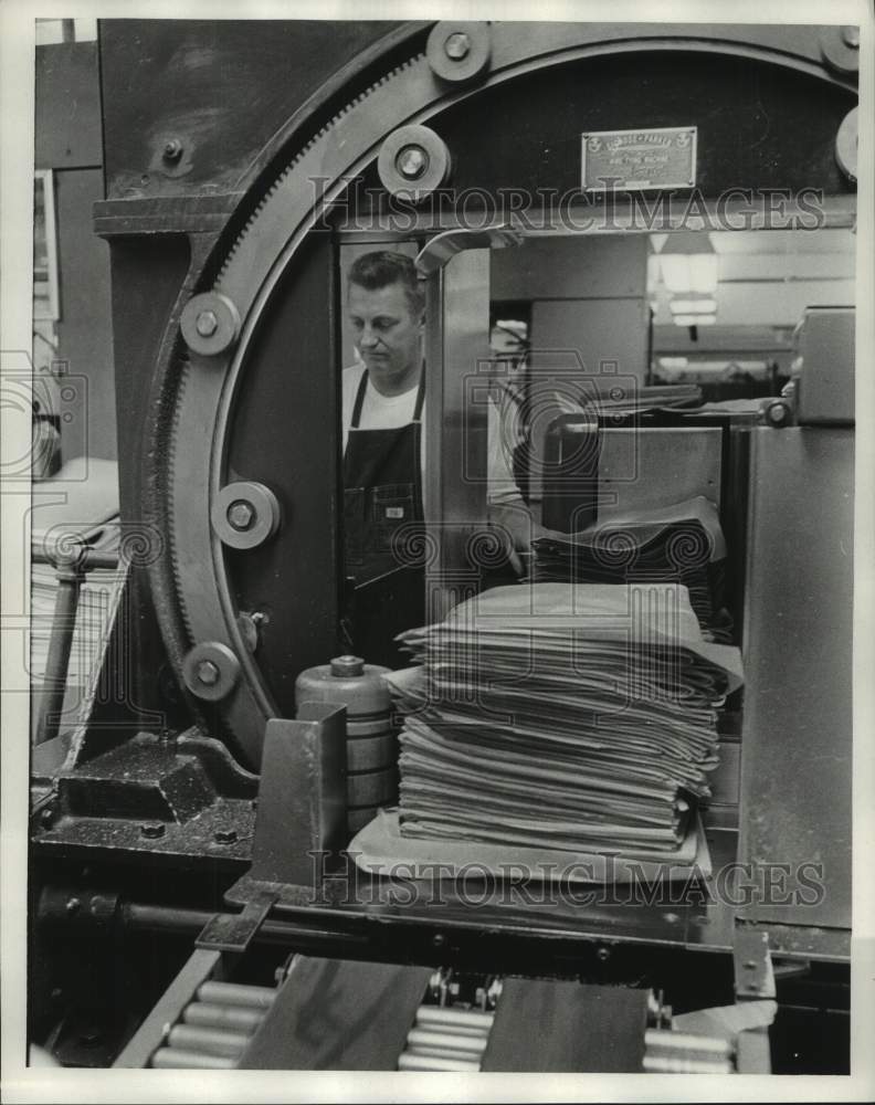 1969 Press Photo Leroy Priebe of The Milwaukee Journal Mailroom - mje00147- Historic Images