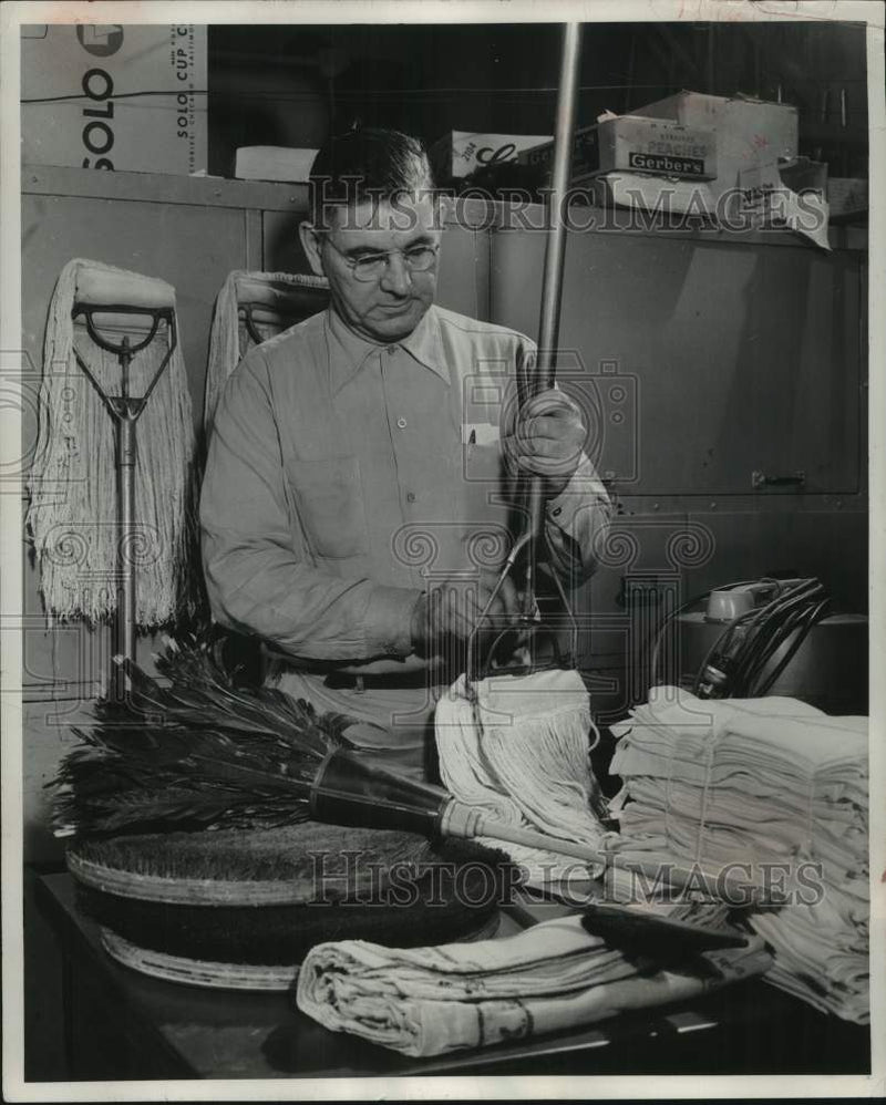 Load image into Gallery viewer, 1956 Press Photo Perry Bonar, night foreman at The Milwaukee Journal - mje00185
