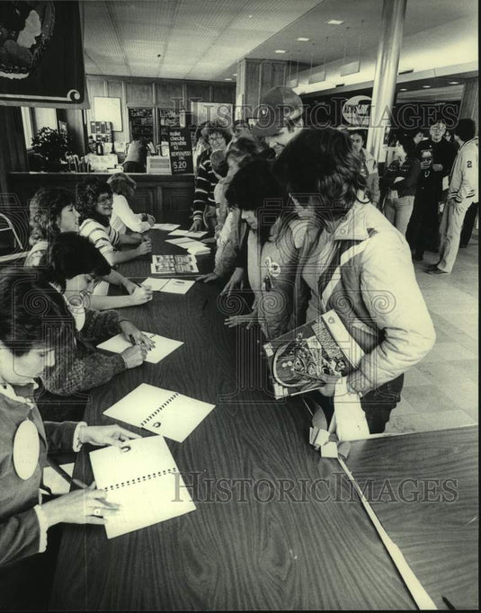 1983 Press Photo Brewers' Wives signing cookbooks at Milwaukee Journal Sentinel- Historic Images